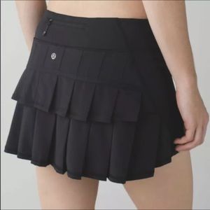 Lululemon black tennis skirt with back ruffles and zipper pocket- size 6